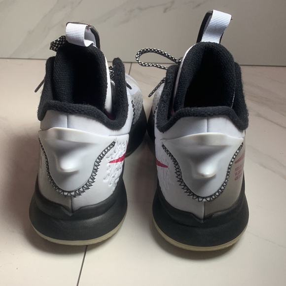 Nike CT4629-008 LeBron Witness V 5 2020 Air Basketball Shoes Youth Sz 4Y - Picture 3 of 9